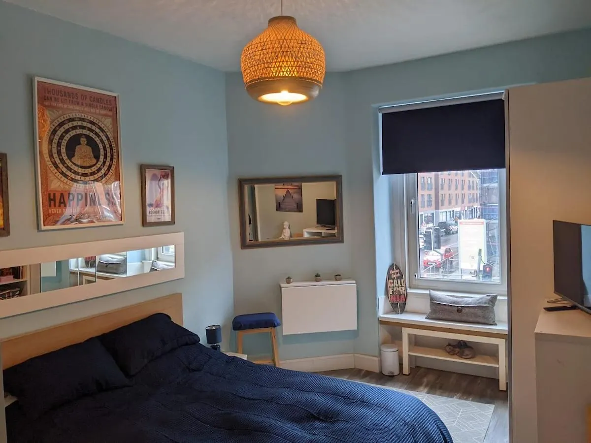 Trendy Historic Flat In Edinburgh Apartment