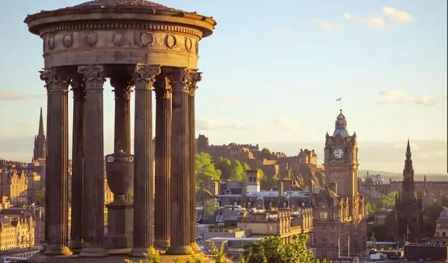 Trendy Historic Flat In Edinburgh Apartment