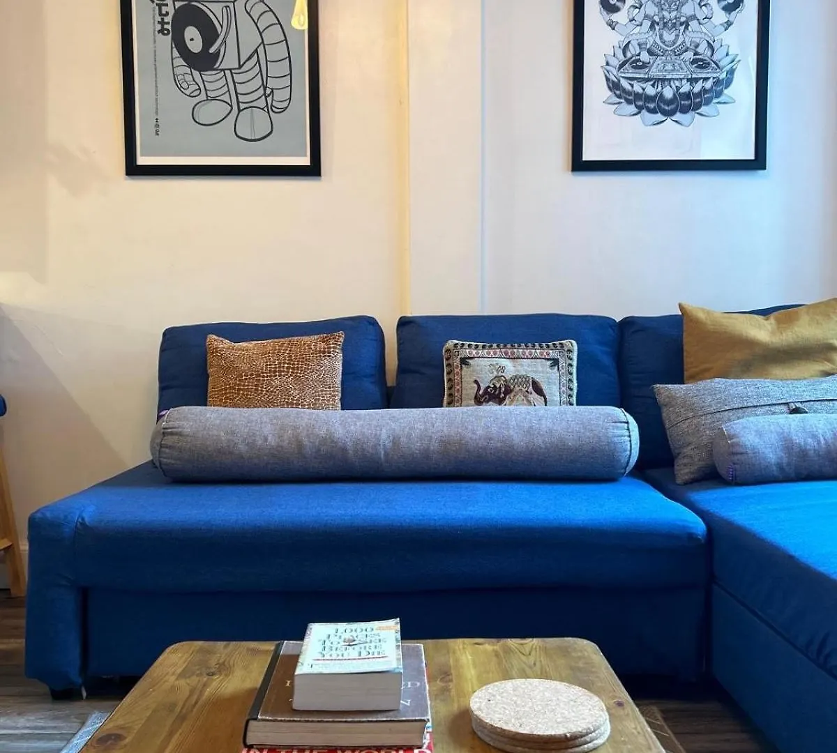 Trendy Historic Flat In Edinburgh Apartment