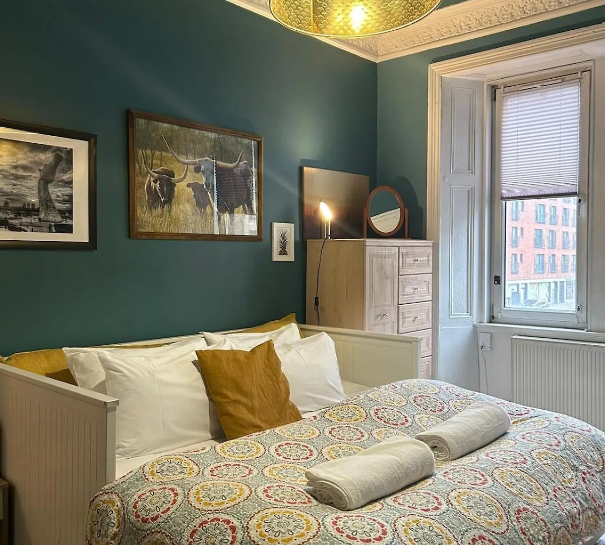Trendy Historic Flat In Edinburgh Apartment
